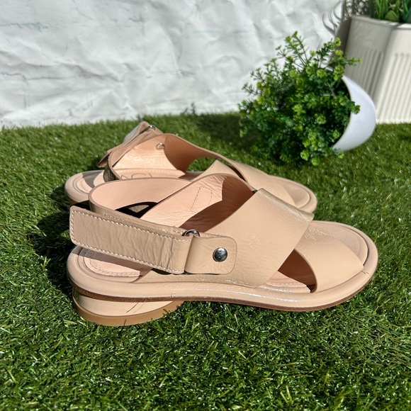 AGL ATTILIO GIUSTI
LEOMBRUNI
Alison Crisscross Strap
Sandal In Basic-basic
$525 - Picture 6 of 16